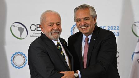 Alberto Fernandez y Lula da Silva posan juntos antes de la inauguración de la Cumbre de la Celac en Buenos Aires.
