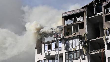 Rusia bombardeó un edificio residencial en Kiev antes del inicio de la cumbre del G7 en Berlín.