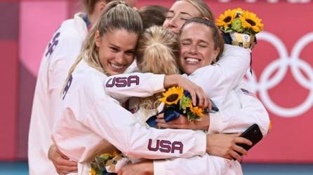 La victoria del equipo de voleibol femenino de Estados Unidos frente a Brasil rompió el empate con China en el número de metales dorados. Foto AFP