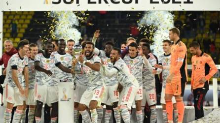La plantilla del Bayern Múnich alzando el título logrado en la Supercopa de Alemania. Foto AFP.