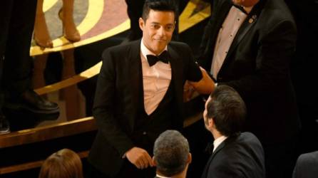 Rami Malek fue ayudado tras su caída en el Teatro Dolby durante la gala de los Oscar's 2019. Foto Kevin Winter/Getty Images/AFP