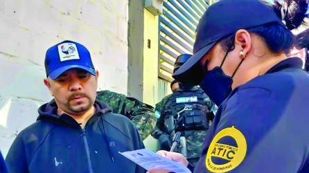 Agentes de la Atic y la Fiscalía de Delitos contra la Vida detuvieron en una vivienda en la colonia El Pedregal, de Santa Rosa de Copán, al supuesto líder de la banda, identificado como Edwin Omar Santos, alias el Zarco.