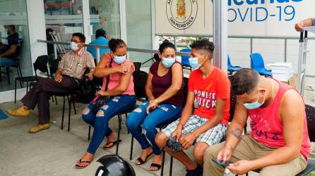 Centros. En la Católica y el centro de salud Miguel Paz Barahona se están aplicando primeras, segundas y dosis de refuerzo, hoy estarán abiertos. fotos: Moisés Valenzuela.