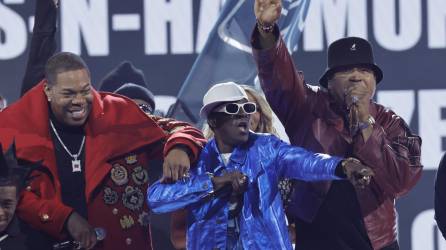 Busta Rhymes, Flavor Flav, y LL Cool J durante su presentación durante la 65th entrega de premios Grammy.