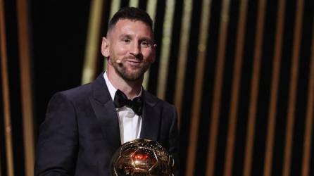 El Teatro del Châtelet de París, Francia, fue el escenario en donde el futbolista argentino Lionel Messi fue escogido por la prensa especializada como el mejor jugador del planeta y ganó su octavo Balón de Oro. Sorpresa con las votaciones.