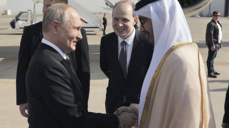 Putin fue recibido por el Sheikh Abdullah Bin Zayed a su llegada al aeropuerto de Abu Dhabi este miércoles.