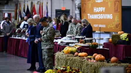 Biden celebró con los militares una cena de Thanksgiving en Washington D.C.