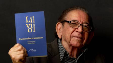 El poeta hondureño Livio Ramírez, tiene 50 años de carrera literaria.