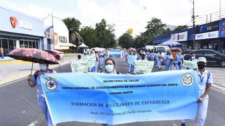 La llegada de un técnico universitario sería para desplazar el centro de adiestramiento de Secretaría de Salud según los enfermeros auxiliares que protestan.