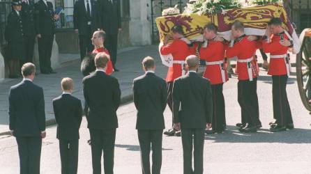 Un día como hoy, pero de 1997, se llevó a cabo el funeral de la princesa Diana de Gales en Londres, quien murió a la temprana edad de 36 años en un accidente de tráfico en París.