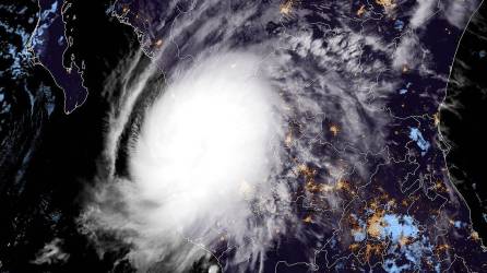 Roslyn dejará fuertes lluvias en gran parte de México tras tocar tierra en Nayarit como un ciclón de categoría 3.