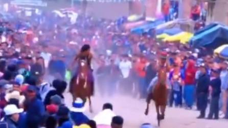 VIDEO: Hombre muere tras ser embestido por un caballo