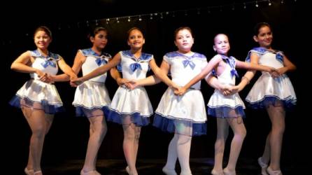 Las alumnas de ballet de primaria destacaron durante su participación.