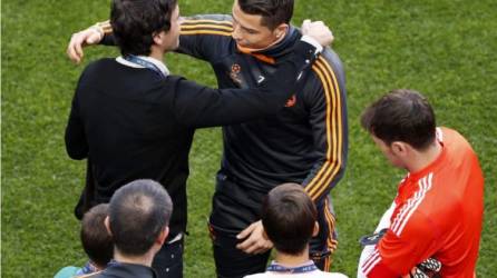 Raúl González visitió a los jugadores del Real Madrid. Acá saluda a Cristiano.