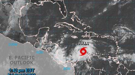 La trayectoria de la tormenta tropical, Julia es directa hacia Centroamérica.