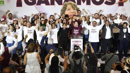 Delfina Gómez celebra la victoria electoral que la convierte en la nueva gobernadora del Estado de México, en unos comicios que le dieron el poder a Morena.