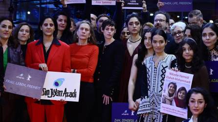 Kristen Stewart se unió a los cineastas iraníes en una demostración de solidaridad con las protestas de “Mujeres, Vida, Libertad” de Irán en la alfombra roja del Festival de Cine de Berlín.