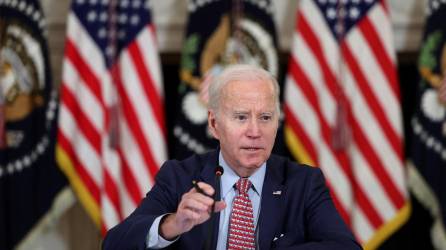 Biden busca evitar que las escuelas y universidades prohíban a los atletas trans participar en competiciones.