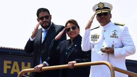 La presidenta hondureña, Xiomara Castro, acompañada por el ministro de Defensa, José Manuel Zelaya, y el jefe del Estado Mayor Conjunto de las Fuerzas Armadas, el contraalmirante José Fortín, en un fotografía de archivo.