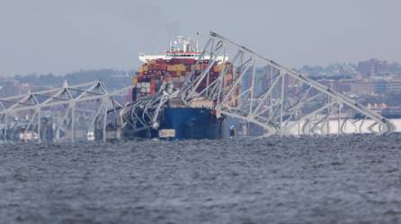 Un portacontenedores se estrelló contra un pilar del puente Francis Scott Key, haciendo que una gran parte de la estructura de acero cayera al río Patapsco.