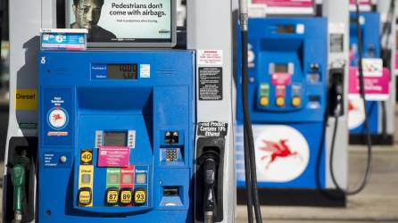 Estados Unidos aprovecha las reservas estratégicas de petróleo para ayudar a compensar un aumento en los precios de la gasolina.