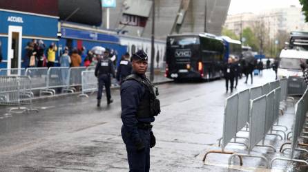 Francia y España decidieron reforzar los dispositivos de <b>seguridad</b> tras amenazas del grupo yihadista Estado Islámico (EI), a poco más de 100 días de los Juegos Olímpicos de <b>París</b>-2024.