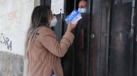 Carolina Ribera, hija de la expresidenta interina de Bolivia Jeanine Áñez, entrega un medicamento hoy en el Centro Penitenciario Femenino de Miraflores en La Paz.