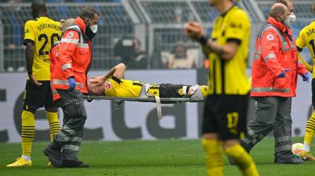 Marco Reus fue retirado en camilla y su tristeza era evidente.