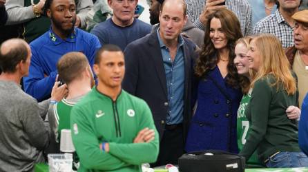 Un partido de baloncesto de los Boston Celtics y una visita a una incubadora de proyectos tecnológicos fueron algunas de las primeras actividades en las que participaron los príncipes de Gales en su visita a Estados Unidos, donde fueron recibido cálidamente por cientos de personas pese a las bajas temperaturas en Boston.