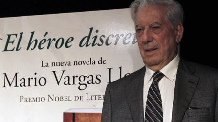 El escritor Mario Vargas Llosa sitúa en el Perú actual su nueva novela, 'El héroe discreto', una historia de chantajes, venganza y codicia desmedida.