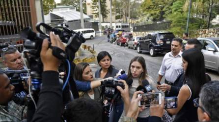 La esposa de Juan Guaido, Fabiana Rosales, habla a la prensa afuera de la casa del tío de Guaido, Juan José Márquez. AFP