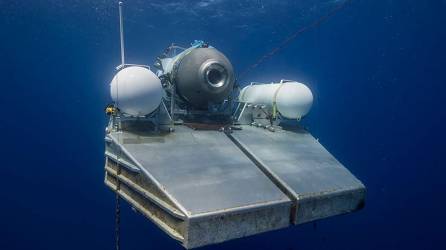 Con robots submarinos buscan el ‘Titán’, el sumergible desaparecido desde el domingo con cinco turistas millonarios a bordos y que se quedó este jueves sin reservas de oxígeno.