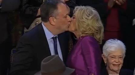 El beso entre Jill Biden y Douglas Emhoff durante el discurso del Estado de la Unión se viraliza en redes sociales.