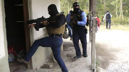 Dos fusiles de asalto, uno de ellos con una mira de alto alcance, andaban mareros capturados en el enfrentamiento con agentes de la Policía.