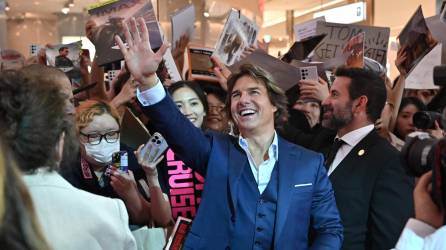 El actor estadounidense Tom Cruise saluda a los fanáticos durante un evento de alfombra roja para la película ‘Misión Imposible - Dead Reckoning Part One’ en Seúl el pasado 29 de junio.
