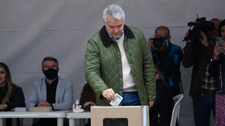 Imagen muestra al presidente de Colombia, Iván Duque, emitiendo su voto durante la segunda vuelta de las elecciones presidenciales en Bogotá, el 19 de junio de 2022. Fotografía: EFE