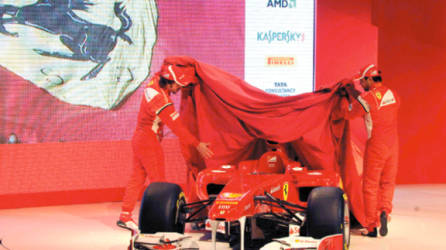 RESTRICTED TO EDITORIAL USE - MANDATORY CREDIT 'AFP PHOTO / FERRARI PRESS OFFICE' - NO MARKETING NO ADVERTISING CAMPAIGNS - DISTRIBUTED AS A SERVICE TO CLIENTS This handout picture released by the Ferrari press office on January 28, 2011 shows F1 drivers Brazilian Felipe massa (R) and Spanish Fernando Alonso unveiling the new Ferrari Formula One F150 at Maranello racetrack. AFP PHOTO / FERRARI PRESS OFFICE/HO