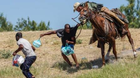 Las imágenes de agentes de la Patrulla Fronteriza persiguiendo a migrantes a caballo causaron indignación en EEUU./AFP.