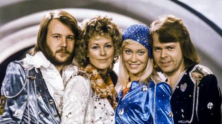 Cincuenta años después del triunfo de ABBA en Eurovisión, Claudine J., una fan belga, todavía recuerda la “magia” del grupo, precursor de los éxitos mundiales del pop sueco. Con sus zapatos de plataforma y sus trajes brillantes, Agnetha, Björn, Benny y Anni Frid “tenían un estilo diferente al de todos los demás participantes”, dice a la AFP la jubilada de 76 años. “Habían decidido que les vieran y les escucharan. Nadie debía olvidarlos”, comenta por su parte Ingmarie Halling, conservadora del museo ABBA de Estocolmo, que trabajó durante mucho tiempo como costurera del grupo.Con su victoria en el festival de Eurovisión del 6 de abril de 1974, en Brighton, Reino Unido, “el grupo se convirtió en fuente de inspiración para numerosos artistas y músicos, demostrando que es posible darse a conocer en el extranjero”, añade Halling.
