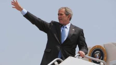 US President George W. Bush boards Air Force One 09 August 2007 at Andrews Air Force Base in Maryland. Bush is heading to Kennebunkport, Maine, for a long weekend at his family's seaside compound. AFP PHOTO/Mandel NGAN