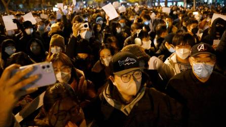Cientos de ciudadanos chinos salieron a las calles de las principales ciudad para protestar contra los confinamientos por covid 19.