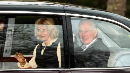 El rey Carlos y Camila llegaron este martes al Palacio de Bukingham tras pasar una semana en Sandringham.