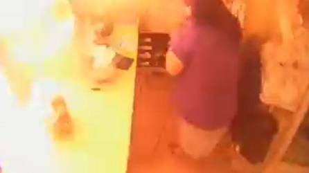 Video: Mujer queda atrapada en incendio tras estallar tanque de gas