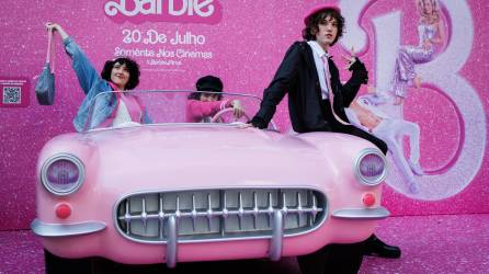 Jóvenes se toman fotografías en un coche promocional de la película Barbie en un centro comercial de São Paulo (Brasil).