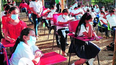 Autoridades de la Secretaría de Educación evaluaron el terreno donde construirán la escuela Mercedes Calderón, ya que actualmente los niños reciben clases bajo los árboles.