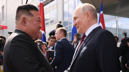 Presidente de Rusia, Vladimir Putin le da la mano al líder de Corea del Norte, Kim Jong Un durante su reunión en el cosmódromo de Vostochny en Rusia.