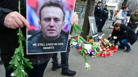 Cientos de rusos rinden homenajes en todo el país al opositor ruso <b>Alexéi Navalni, </b>tras su muerte en una prisión.