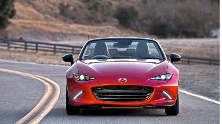 El descapotable Mazda MX 5 cuenta con un rendimiento de combustible combinado de 15.4 km/l.