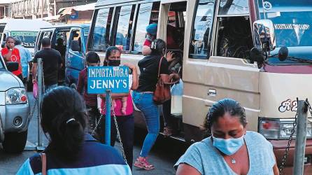 Los ciudadanos sufren el no acuerdo entre Gobierno y buseros. Foto: Amílcar Izaguirre.