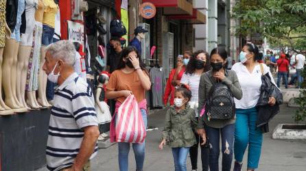 Médicos recomiendan continuar usando la mascarilla para evitar contagiarse.